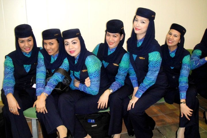 Saudi Airlines (Saudia): Đồng phục của hãng Saudi Airlines khá kín đáo, với quần và áo dài tay kèm khăn đội đầu, phù hợp với văn hóa của quốc gia này.