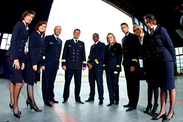 TAROM Airlines (Rumani): Hãng hàng không của Rumani chọn tông màu xanh tím than và kiểu dáng hiện đại, chuyên nghiệp cho các tiếp viên của mình.