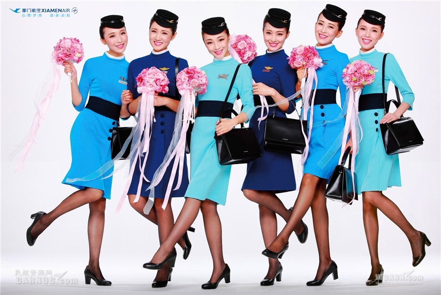 Xiamen Airlines (Trung Quốc): Tông màu xanh và kiểu dáng hiện đại nhưng duyên dáng, kín đáo giúp các nữ tiếp viên của hãng Xiamen có vẻ ngoài trẻ trung nhưng chuyên nghiệp.