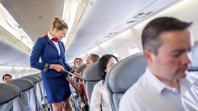 Aerolíneas Argentinas (Argentina): Bộ váy với tông màu xanh trắng của hãng Aerolíneas Argentinas đem lại cho các nữ tiếp viên vẻ lịch thiệp, dịu dàng và chuyên nghiệp.