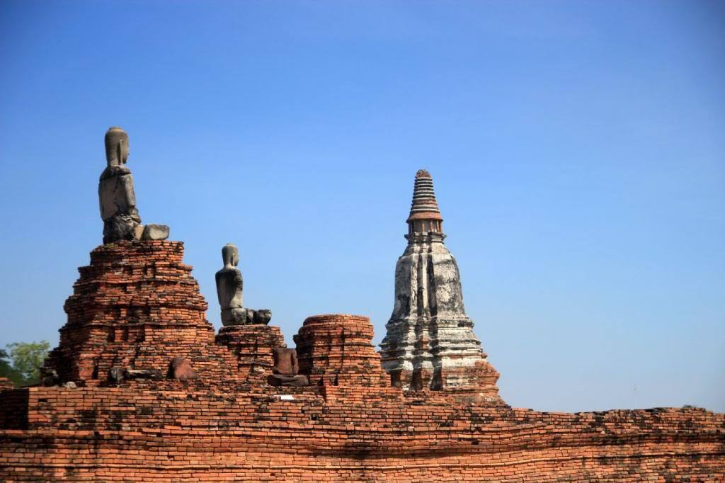 Những đền đài cổ kính nổi bật trên nền trời xanh.