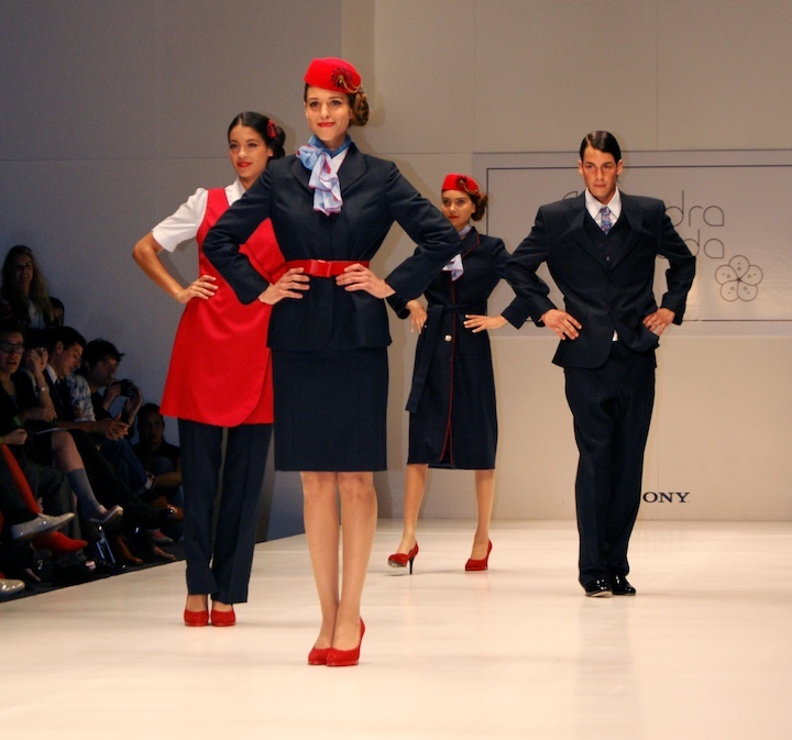 Aeroméxico (Mexico): Hãng Aeroméxico có đồng phục tiếp viên đẹp nhất Mexico. Bộ đồng phục với tông màu tối kèm những chi tiết màu đỏ nổi bật như mũ, thắt lưng, túi... giúp các thành viên tổ bay của Aeroméxico ghi điểm trong mắt hành khách.