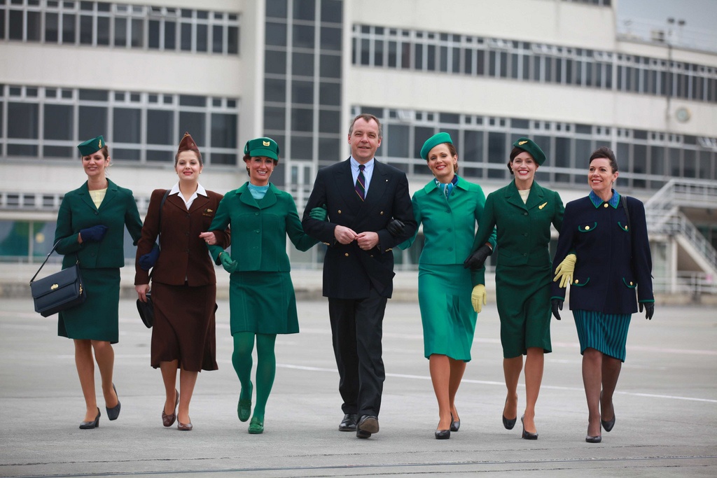 Alitalia (Ý): Với màu chủ đạo là xanh lá cây – màu biểu tượng của hãng, đồng phục của hãng Alitalia có thiết kế trẻ trung, tiện dụng.