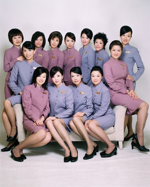 China Airlines (Trung Quốc): Đồng phục của hãng China Airlines được thiết kế với tông màu tím và hồng nhạt, đem lại cho các nữ tiếp viên vẻ thanh lịch và dịu dàng.