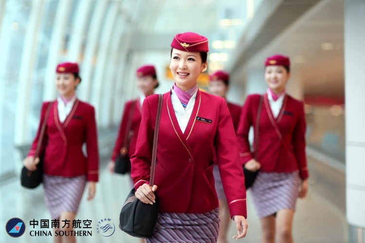 China Southern Airlines (Trung Quốc): Tông màu hồng trẻ trung tạo cho các nữ tiếp viên vẻ ngọt ngào, dễ thương và gây ấn tượng tốt cho hành khách.