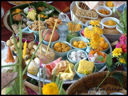 Các khay hoa quả bánh kẹo được bài trí đẹp mắt.