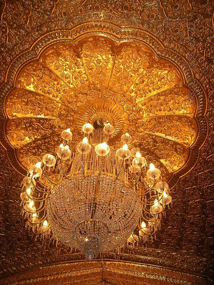 Công trình được xây dựng vào thế kỷ 16 này có mái bằng vàng đính đá quý. Hàng ngày có hơn 100.000 người tới đây cầu nguyện.