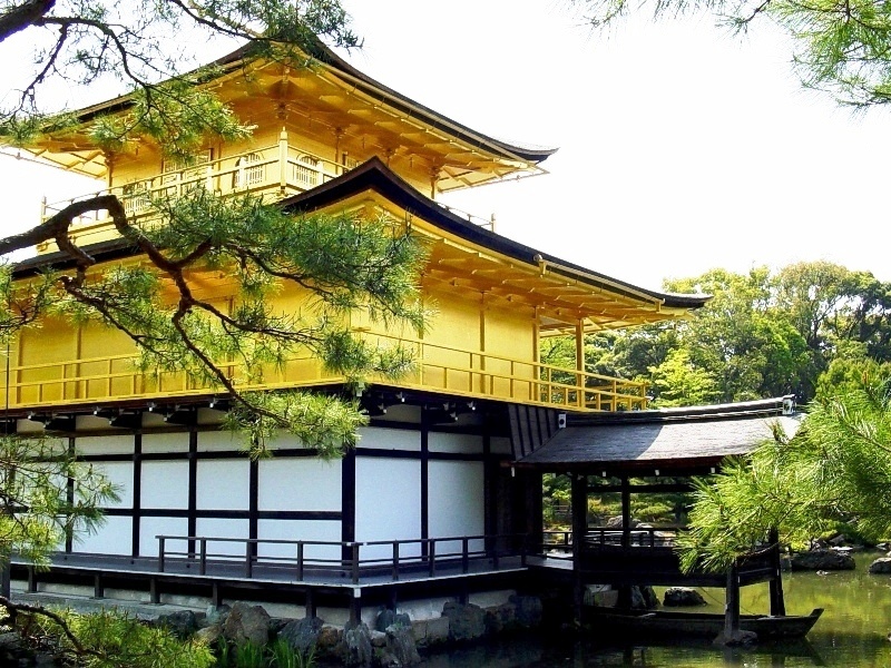 Gác Vàng có ba tầng soi bóng xuống ao Kyoko-chi (Kính Trì hay ao Gương), trong đó hai tầng trên được dát vàng sáng rực rỡ. Màu vàng của Kim Các Tự nổi bật giữa màu xanh của cây cối và nước ao. 