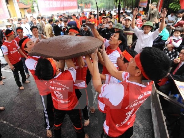 heo quy định, mỗi đội chơi có 20 pháo thủ. Đây là môn chơi cần tinh thần đồng đội rất cao để hỗ trợ nhau khi chuẩn bị gieo pháo. (Ảnh: Minh Đức/TTXVN)