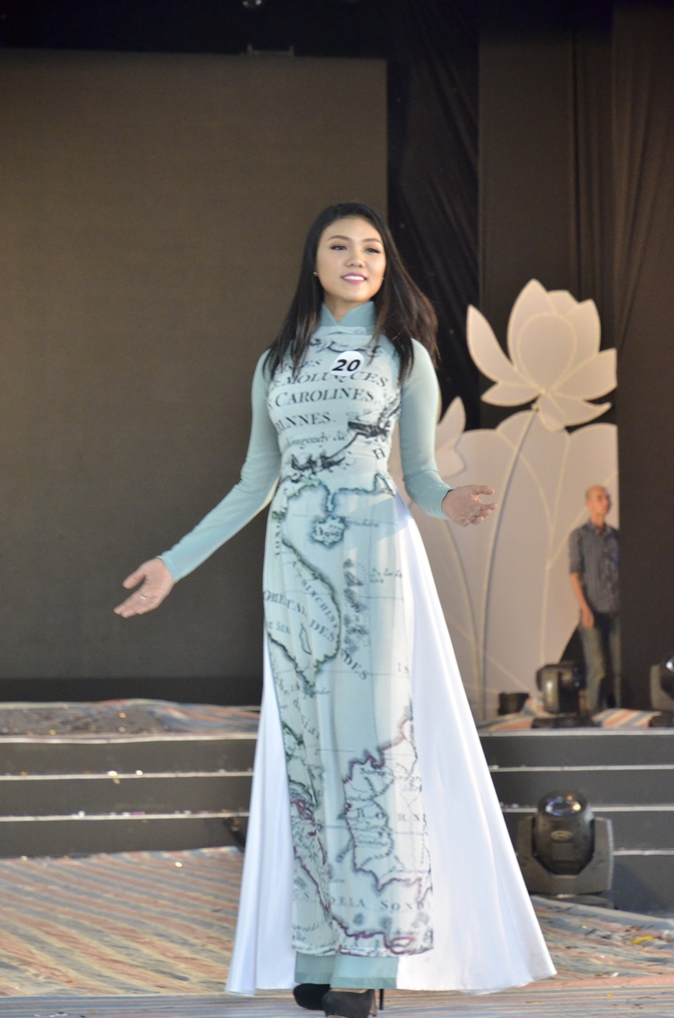 Tình yêu quê hương, yêu biển đảo cũng được các nhà thiết kế gửi gắm vào các bộ áo dài.