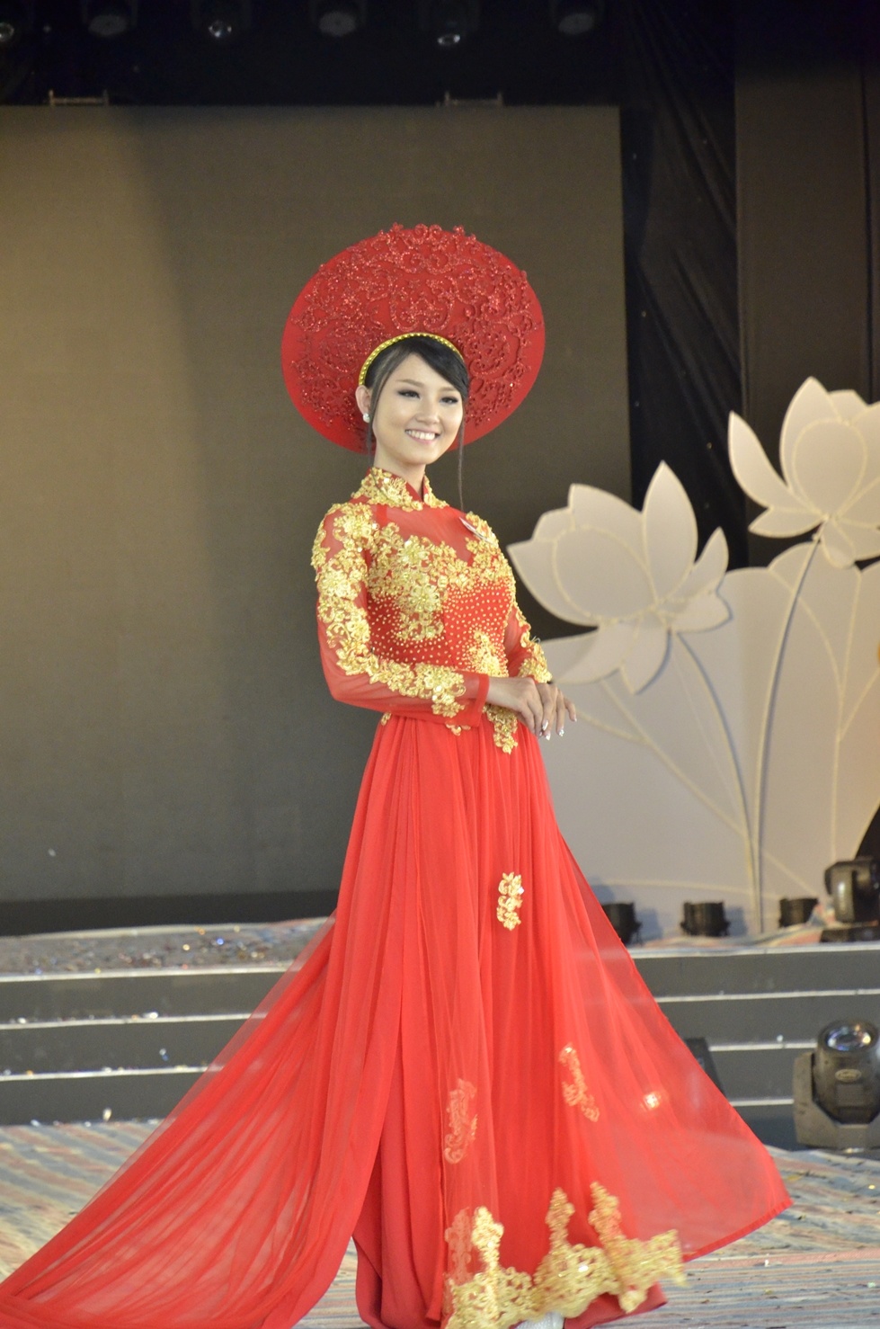 Thí sinh tươi tắn mở màn cho buổi Chung kết Duyên dáng áo dài.