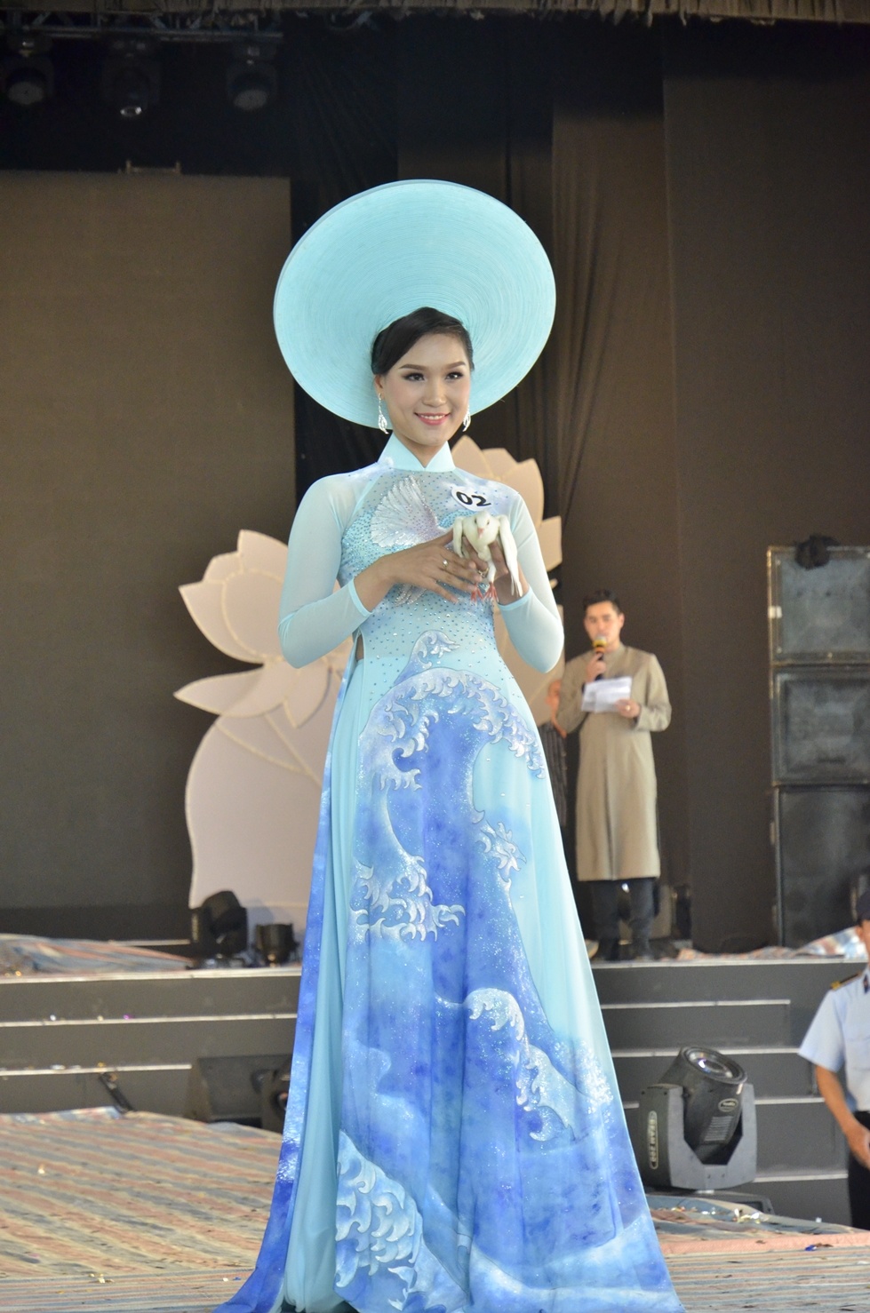 Bộ áo dài thiên thanh và cánh chim bồ câu thể hiện cho tình yêu hòa bình của phụ nữ Việt Nam