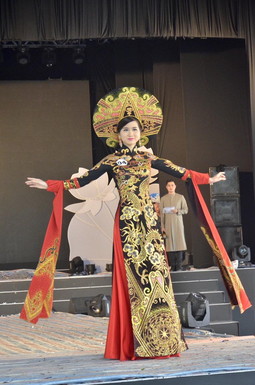 Bộ áo dài mang phong cách hoàng tộc của một chiến sĩ CSGT