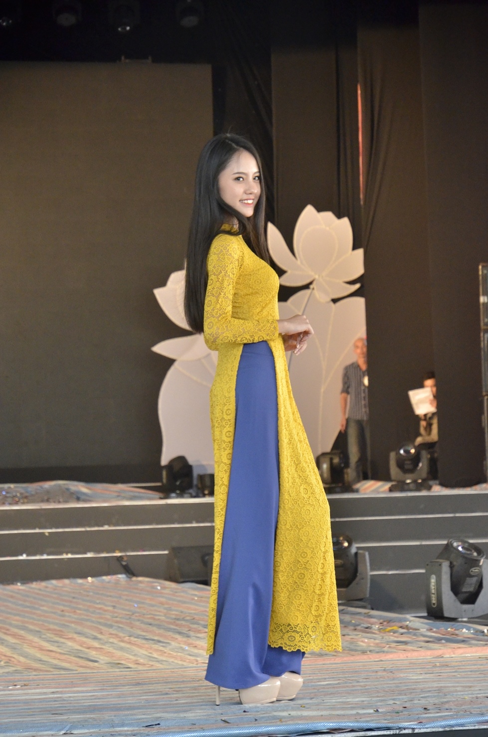 Những bộ áo dài đơn giản cũng đủ thể hiện được sự tươi tắn, đằm thắm của phụ nữ Việt.