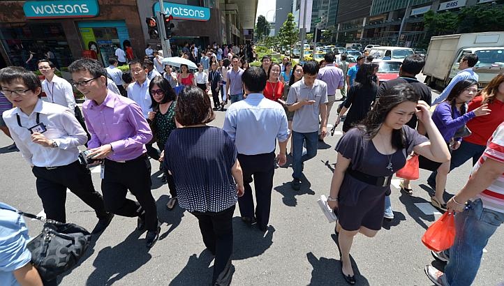 Người Singapore đi nhanh nhất thế giới: Theo một nghiên cứu của British Council, người Singapore có vận tốc đi bộ nhanh nhất thế giới. Trung bình, mỗi người đi được 18 m/10,55 giây, tương đương khoảng 6,15 km/h.