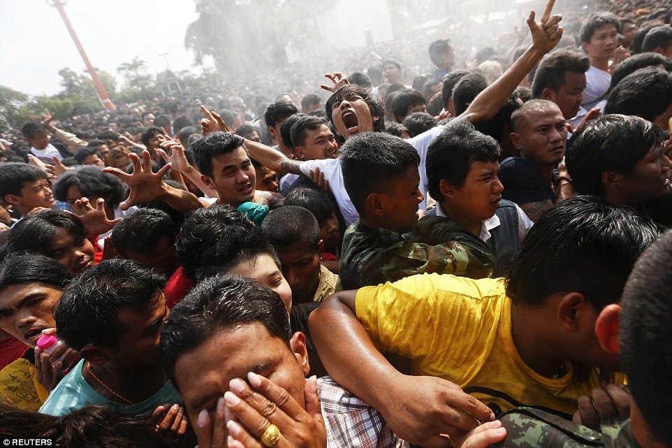 Các tín đồ cũng được rảy nước thánh trong lễ hội được tổ chức vào ngày thứ bảy đầu tiên của tháng 3 hàng năm. 