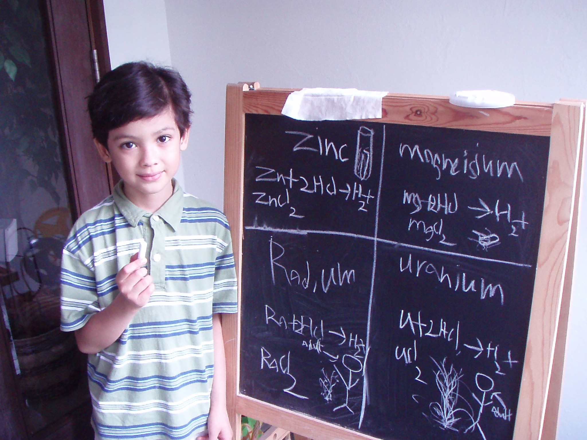 Người trẻ tuổi nhất vượt qua kỳ thi O-level hóa học là người Singapore: Ainan Celeste Cawley mới chỉ 1 tuổi 1 tháng khi vượt qua kỳ thi O-level hóa học của GCE. Cậu là người trẻ nhất trên thế giới vượt qua kỳ thi này.