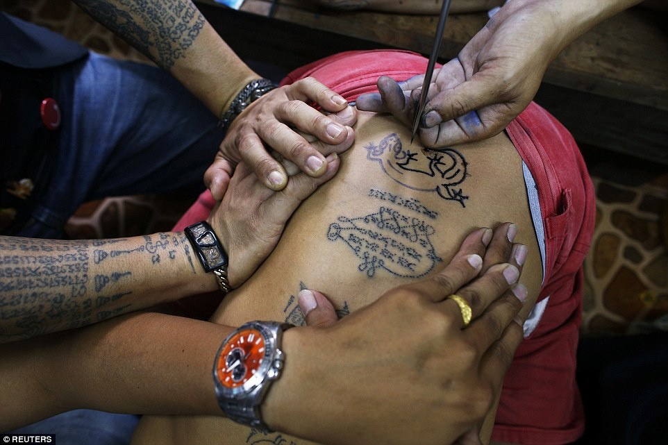 Mực xăm được làm từ nhiều nguyên liệu, trong đó có nọc rắn, thảo dược và tàn thuốc.