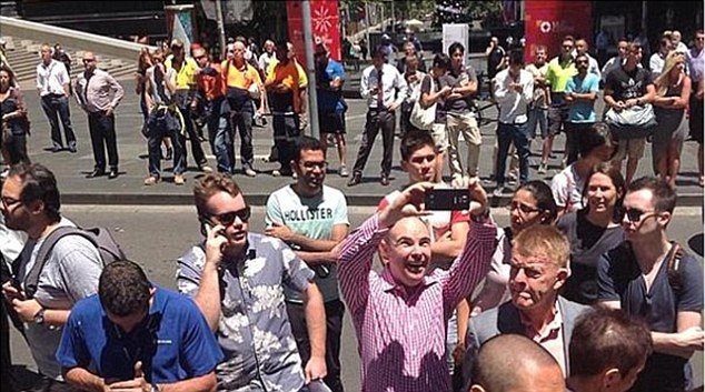 Một du khách chụp selfie tại khu vực diễn ra vụ bắt cóc con tin Sydney.