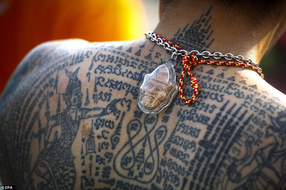 Những “hình xăm màu nhiệm” này được cho là có sức mạnh đặc biệt, xua đuổi được tà ma, vận xấu, và có khả năng bảo vệ người mang chúng trên mình. Các nhà sư làm ngày làm đêm để hoàn tất những hình xăm phức tạp trên ngực, lưng, chân và tay của các tín đồ. 