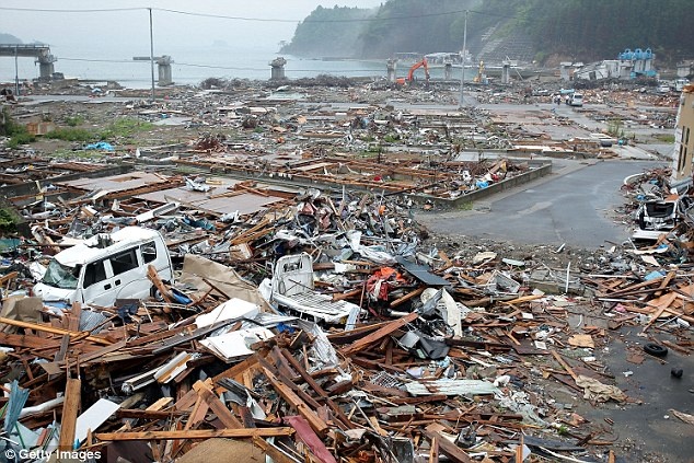 Du khách tới xem hậu quả của thảm họa hạt nhân ở Fukushima.