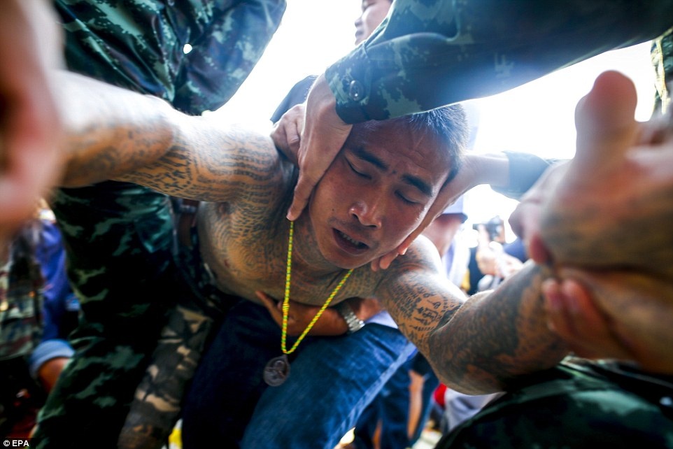 Những người đã thức tỉnh linh thú trong mình đôi khi cần được ghìm lại và xoa dịu trước khi vào đền.