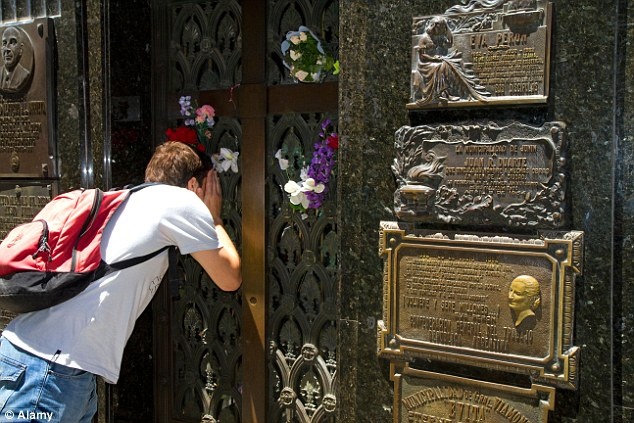 Du khách nhìn vào trong mộ phu nhân Eva Peron tại nghĩa trang