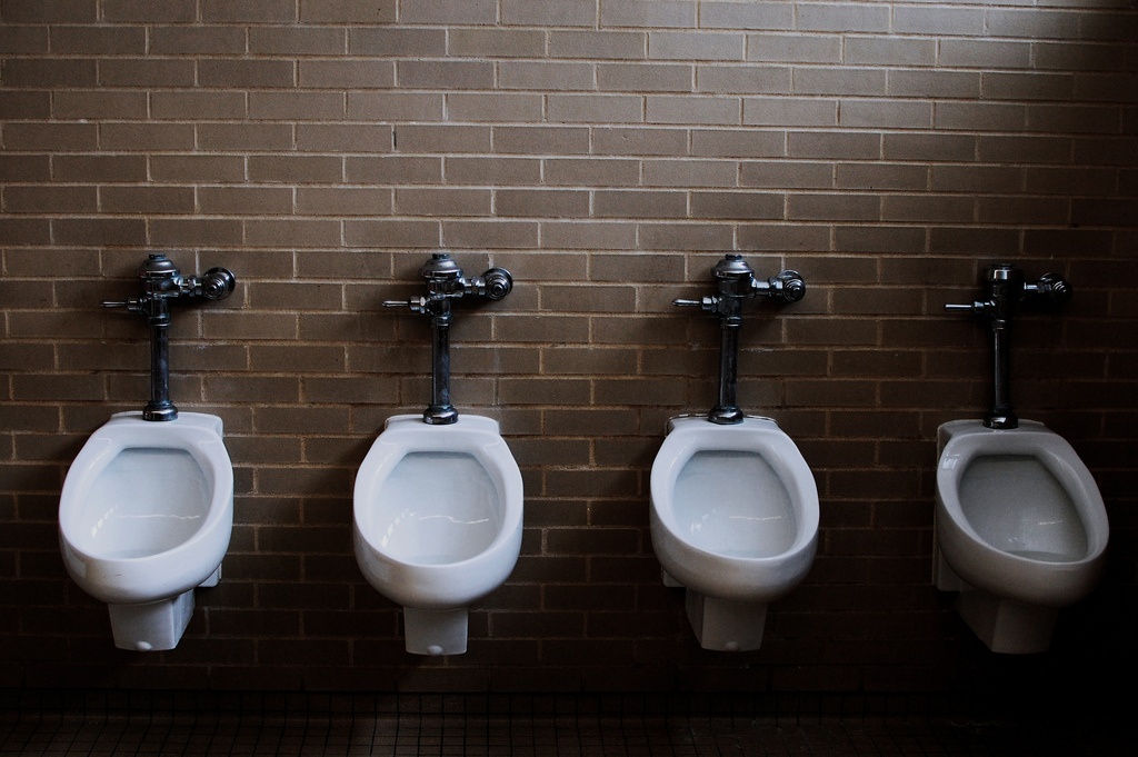 Bị phạt nếu không xả nhà vệ sinh: Nếu không xả nhà vệ sinh công cộng, bạn có thể bị phạt tới <abbr class=