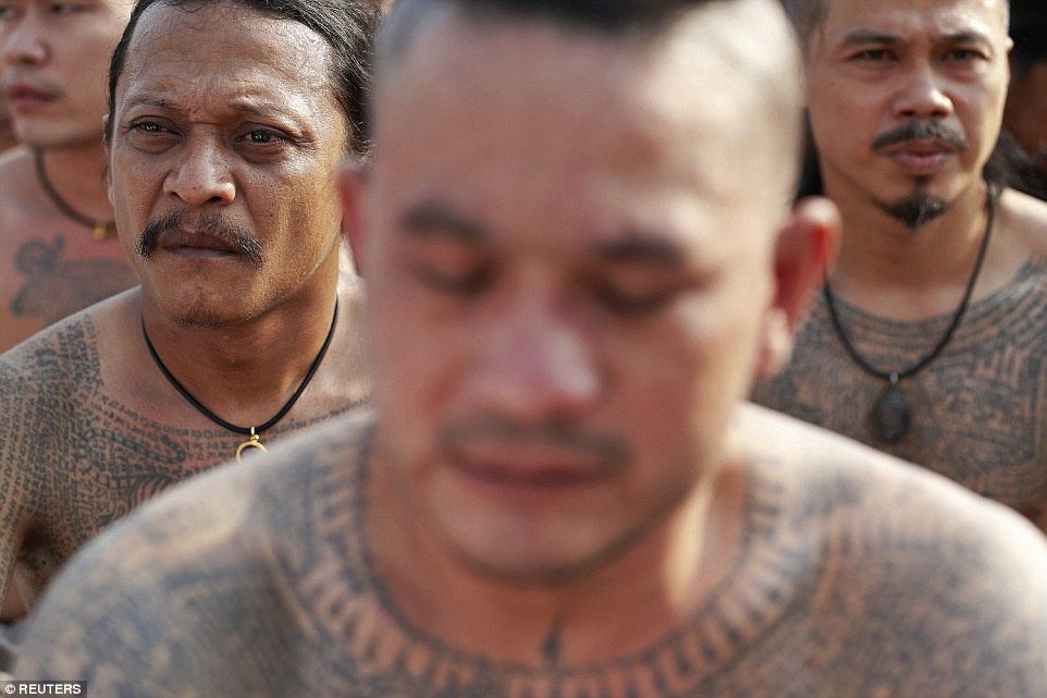 Các nhà sư ban phước cho hình xăm lúc hoàn tất và thổi vào nó để truyền sức mạnh cho hình xăm.  Hàng năm, các tín đồ sẽ quay lại đền để các nhà sư truyền cho hình xăm sức mạnh bảo vệ và chữa lành mới.