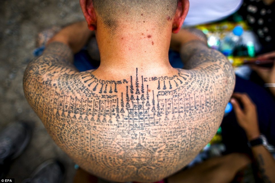 Những hình xăm độc đáo này được cho là có ý nghĩa tôn giáo sâu sắc, đem lại sức mạnh và sự bảo vệ cho người mang chúng trên mình.