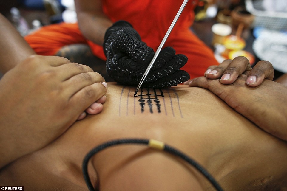 Trong lễ hội, các nhà sư dùng kim tre truyền thống để xăm hình cho các tín đồ.