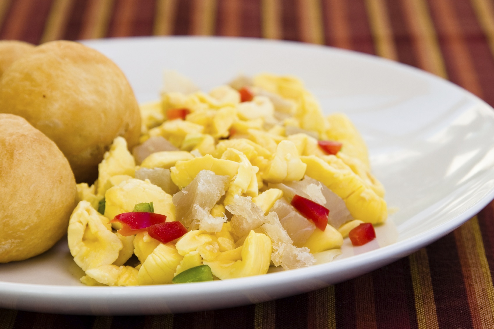 Phần màu vàng được dùng để làm món đặc sản của Jamaica – hạt Ackee và cá kho mặn.