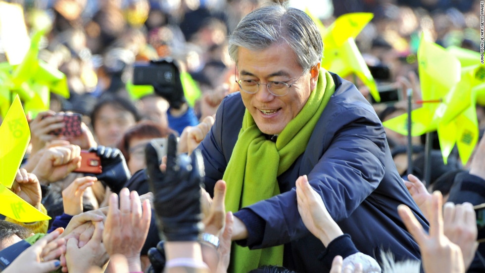 Người dân rất yêu thích các chiến dịch vận động tranh cử: Trên những đường phố nhộn nhịp của Jeju và Busan, bạn có thể bắt gặp những nhóm người vận động tranh cử cầm biển và phát tờ rơi. Các xe gắn loa phát thông điệp tranh cử qua lại trên phố.  Thậm chí các ứng viên còn tới tận quán ăn, trò chuyện với các du khách bằng tiếng Anh. 