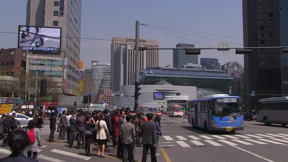 Người đi bộ tuyệt đối tuân thủ luật giao thông: Khách bộ hành sẽ không sang đường nếu không có chưa có đèn báo. Dù đường có vắng tới mức nào, họ vẫn kiên nhẫn đợi đèn tín hiệu. 