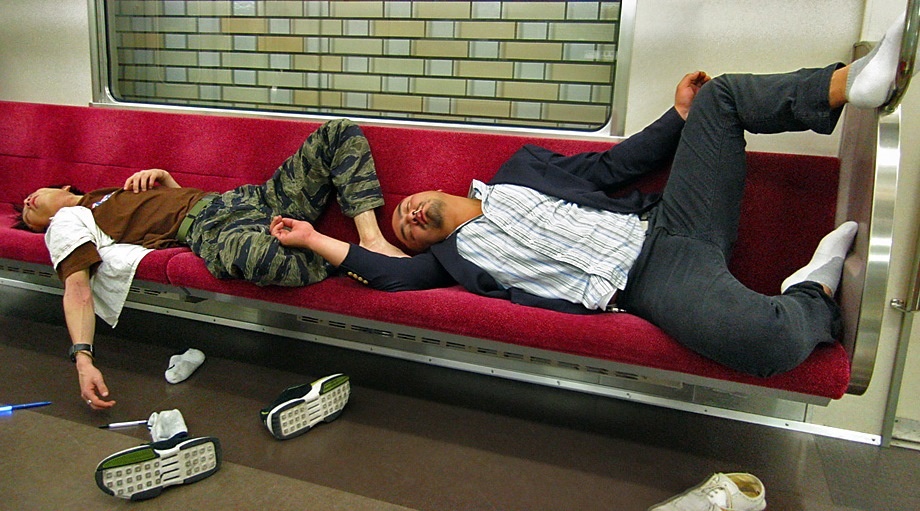 Bạn có thể uống rượu ở bất cứ đâu: Ở quán, cửa hàng, trên tàu, trên xe bus, thậm chí là giữa phố... việc uống rượu nơi công cộng được coi là hợp pháp ở Hàn Quốc. Du khách có thể thường xuyên bắt gặp cảnh những người Hàn Quốc ngủ gục ở vệ đường hay trên tàu sau một đêm nhậu. Thậm chí rượu còn được bán trong các máy bán hàng tự động.