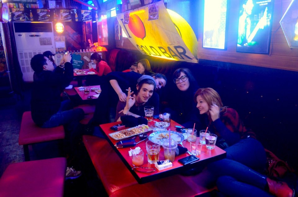 Các quán rượu và hộp đêm mở cửa tới sáng: Nếu bạn thích tiệc tùng thâu đêm thì nên tới Hàn Quốc. Ở đây không có luật bắt quán rượu và hộp đêm đóng cửa hay không được bán rượu sau một giờ nhất định. Nhiều nơi mở cửa tới tận 7h.