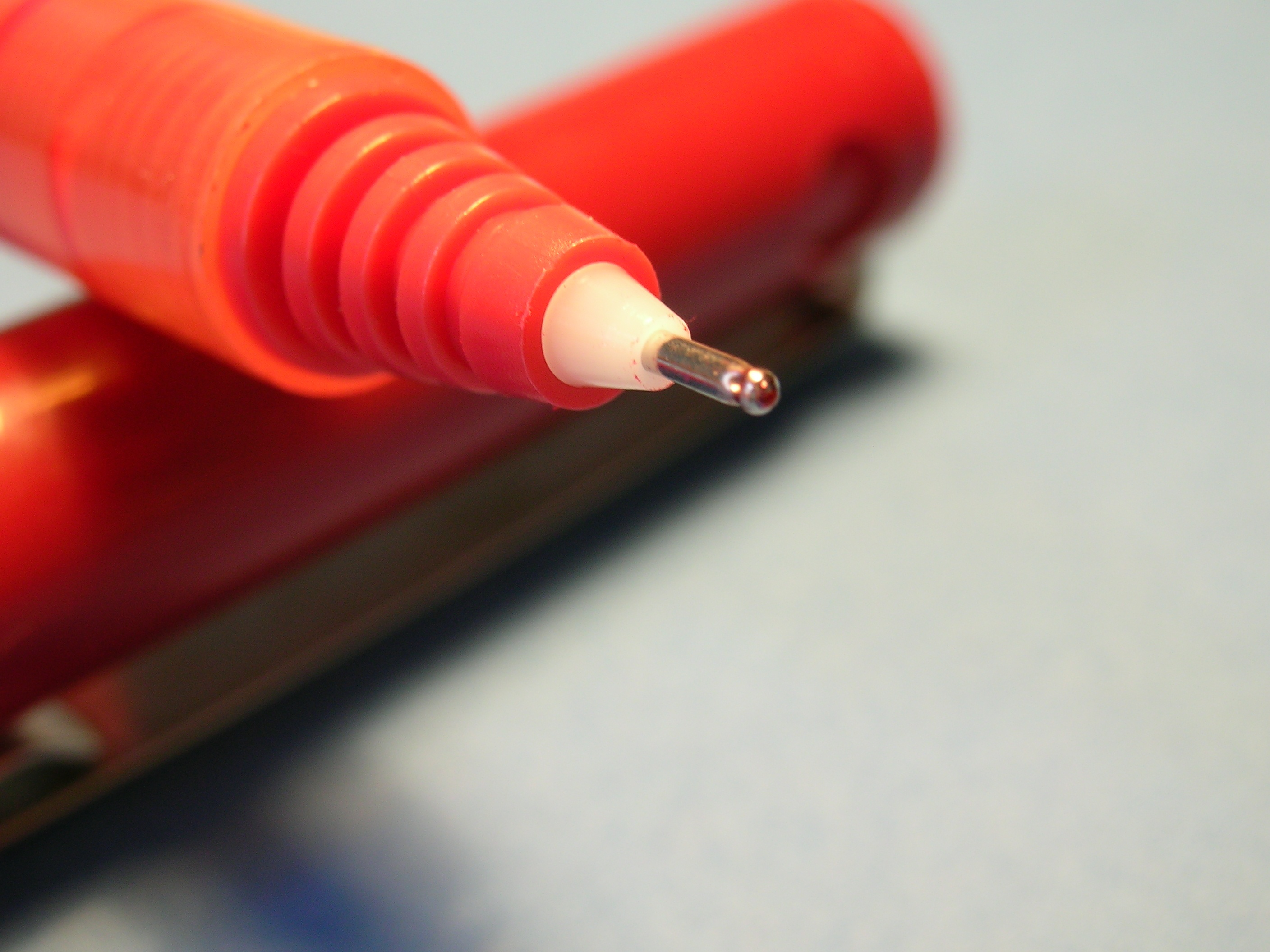 Người Hàn Quốc không dùng mực đỏ: Tương tự như số 4, người Hàn Quốc coi mực đỏ tượng trưng cho cái chết. Nếu bạn viết tên ai đó bằng mực đỏ thì có nghĩa là bạn mong người ta chết sớm hoặc nghĩ là họ sắp chết. 