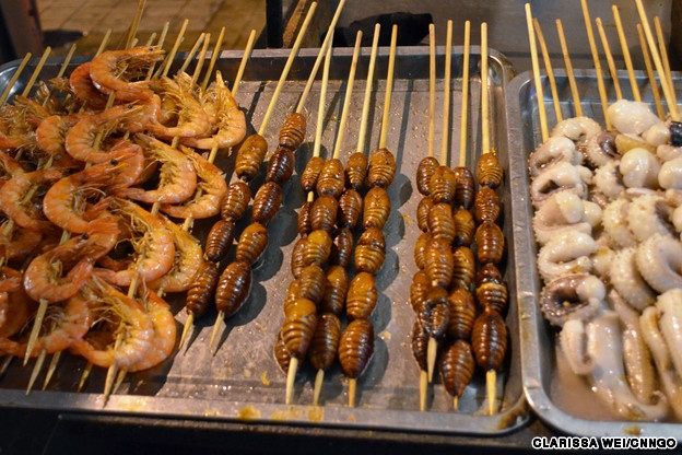 2. Nhộng tằm: Với vỏ ngoài màu nâu giòn tan, nhộng tằm không phải món côn trùng ngon lành nhất. Phần bên trong mềm, có vị gần giống tôm nhưng nhiều người không thích ăn vì thấy vị nó “ghê ghê”. Bên trong khá nóng và bạn có thể bị bỏng lưỡi nếu không cẩn thận. Giá một xiên nhộng rán khoảng 15 nhân dân tệ (hơn 50.000 đồng).