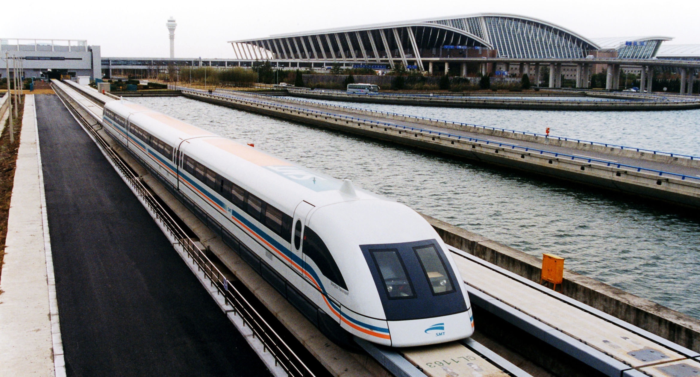 1. Tàu Maglev Thượng Hải (Trung Quốc): Trung Quốc là một trong những nước có mạng lưới đường sắt cao tốc lớn nhất thế giới. Tàu Maglev Thượng Hải là tàu đệm từ thương mại đầu tiên trên thế giới, có vận tốc thử nghiệm là 501 km/h và vận tốc thực tế tối đa là 431 km/h. Tàu đi tuyến nối giữa sân bay quốc tế Pudong và đường Longyang (Pudong).
