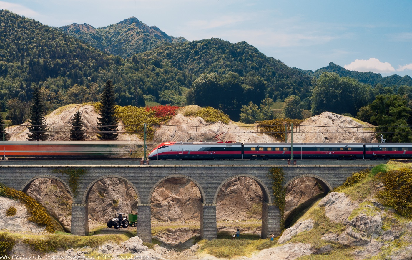 10. Tàu ETR 500 Frecciarossa (Italy): Được đưa vào vận hành từ năm 2008, ETR 500 Frecciarossa  có vận tốc vận hành là 300 km/h, chạy qua các ga Turin, Milan, Florence, Rome, Naples, và Venice.