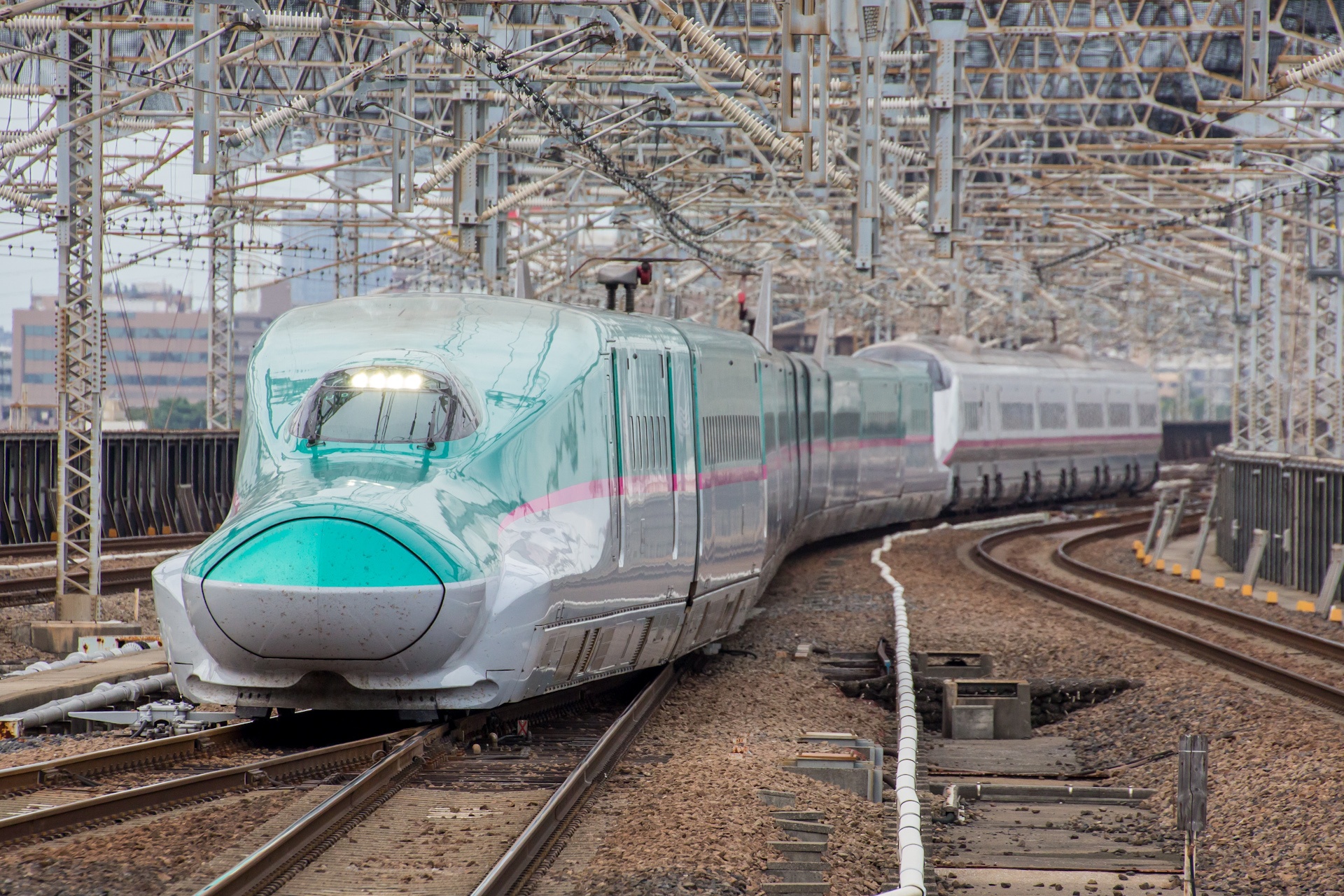 6. Tàu Shinkansen E5 (Nhật Bản): Nhật Bản là quốc gia đầu tiên có hệ thống đường sắt cao tốc và cũng là quốc gia giới thiệu tàu siêu tốc với thế giới. Họ là lý do Pháp nghiên cứu phát triển tàu cao tốc vào những năm 1970. Tốc độ thử nghiệm của tàu Shinkansen là 443 km/h và vận tốc thực tế của nó là 320 km/h.