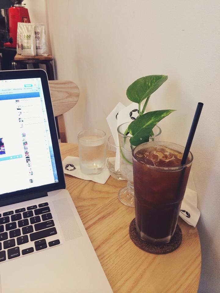 Một ly cà phê Americano.