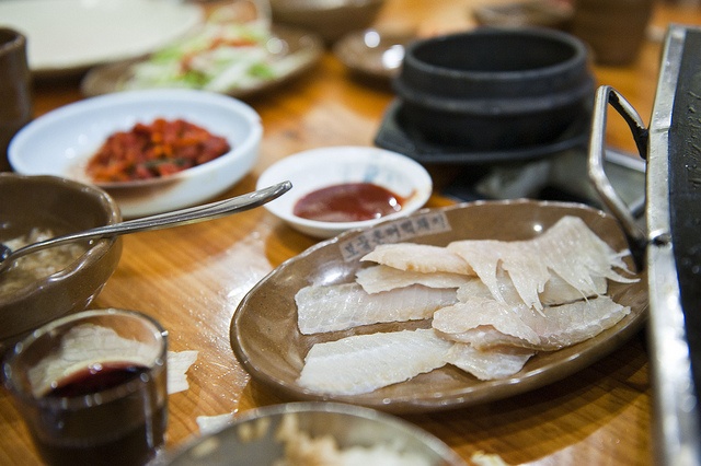 Hongeo (cá đuối lên men): Món này rất nặng mùi và rất cay. Không phải ai cũng đủ can đảm để nếm thử món này. Lần đầu thì bạn sẽ không thích món Hongeo, nhưng sau khoảng 10 lần thì bạn sẽ bắt đầu thấy thèm ăn nó.