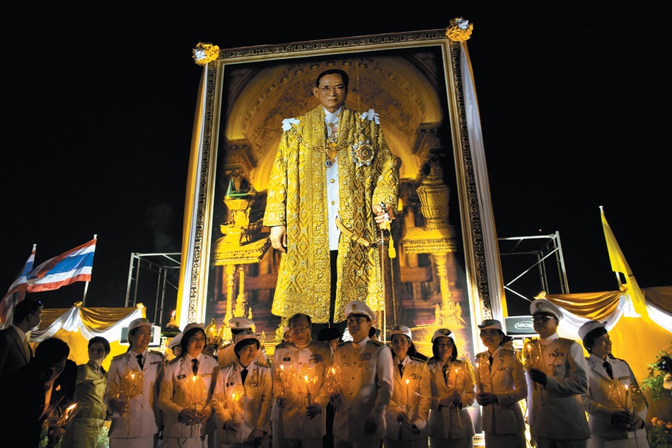 Chế giễu Hoàng gia Thái Lan là phạm pháp: Dù là một người hay đùa tới đâu, bạn cũng nên giữ mồm giữ miệng khi ở Thái bởi quốc gia này có luật lệ rất nghiêm khắc về các vấn đề liên quan tới hoàng gia. Những người chế giễu hay đùa về đức vua, các thành viên trong hoàng tộc... sẽ phải đối mặt với những án phạt nặng nề