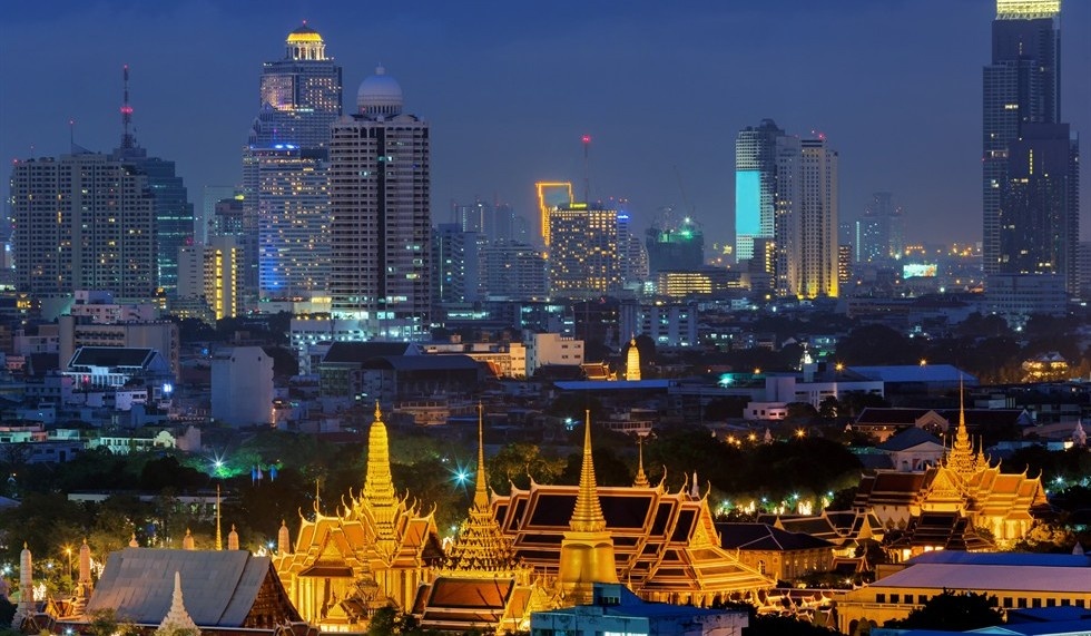 Tên thủ đô không phải Bangkok: Phần lớn chúng ta biết thủ đô của Thái Lan là Bangkok, ít ai biết tên đầy đủ của thành phố này là “ Krungthepmahanakhon Amonrattanakosin Mahintharayutthaya Mahadilokphop Noppharatratchathaniburirom Udomratchaniwetmahasathan Amonphimanawatansathit Sakkathattiyawitsanukamprasit”. Cụm từ này dịch ra là “Thành phố của thiên thần, thành phố vĩ đại của những người bất tử, thành phố lộng lẫy của 9 viên đá quý, ngôi báu của đức vua, thành phố của những cung điện hoàng gia, nhà của những vị thần hiện thân, xây dựng bởi thần Visvakarman theo lệnh của thần Indra”. 