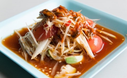 Som Tam Hoy Dong: Đây không phải món mà ai cũng dám thử. Som Tam Hoy Dong được làm từ salad trộn với sò lên men và rưới một loại nước sốt có màu đỏ như máu.
