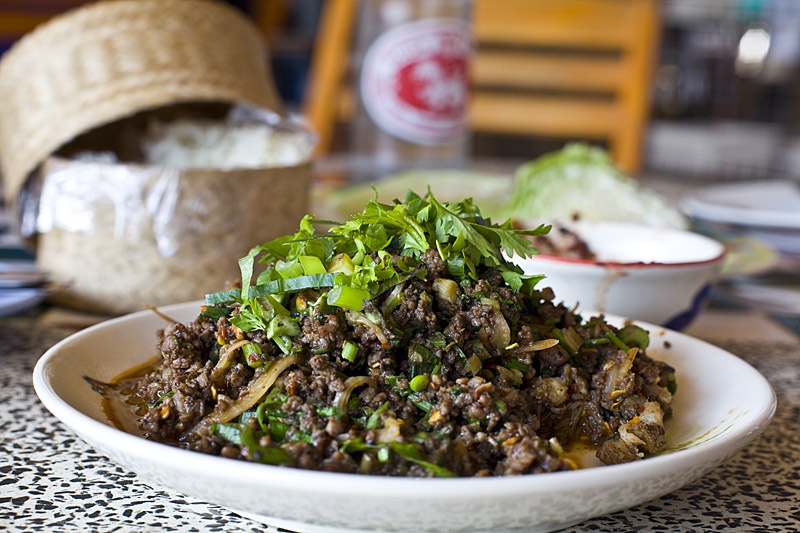 Larb Mote Daeng: Kiến lửa và trứng của chúng là nguyên liệu quý được dùng cho nhiều món ăn của Thái. Nếu không biết đây là món gì, bạn sẽ thấy nó rất ngon. Vị chua chua của kiến (do chúng ăn lá xoài) và vị bùi của trứng kiến hòa quyện để lại ấn tượng khó phai cho du khách.