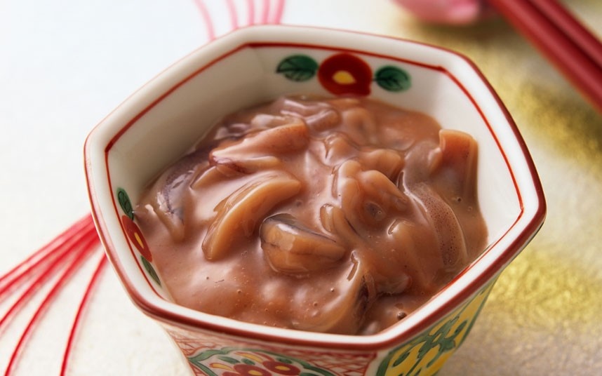 Shiokara (hải sản lên men): Món ăn nặng mùi này của Nhật được làm từ các loại hải sản như mực được để tự lên men. Thường những người dám ăn món này phải uống thêm rượu.