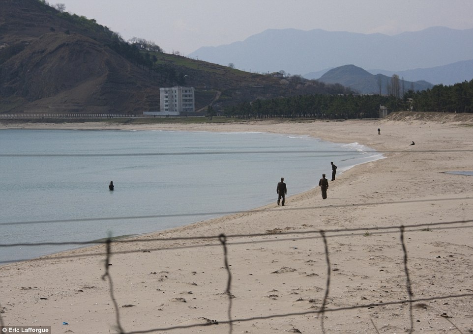 Những người lính đi dọc bãi biển ở hạt Myongchon, gần tỉnh North Hamgyong.