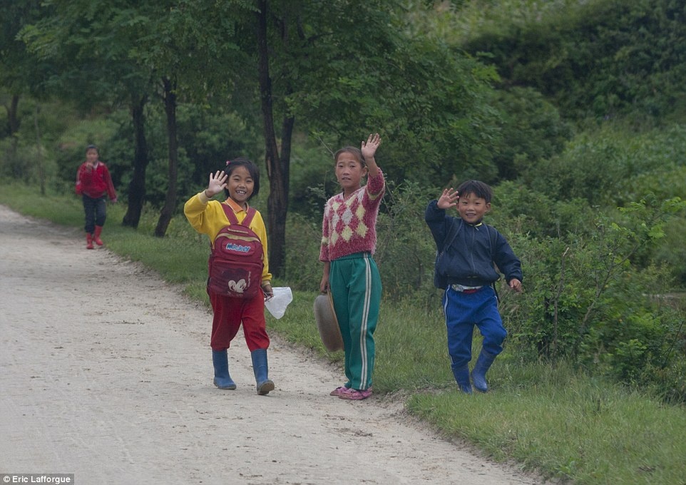 Lafforgue  cho biết: “Có sự khác biệt rõ rệt giữa thái độ của trẻ em thành phố và nông thôn. Những em bé ở đây vẫy tay chào tôi với vẻ mặt ngạc nhiên”. 